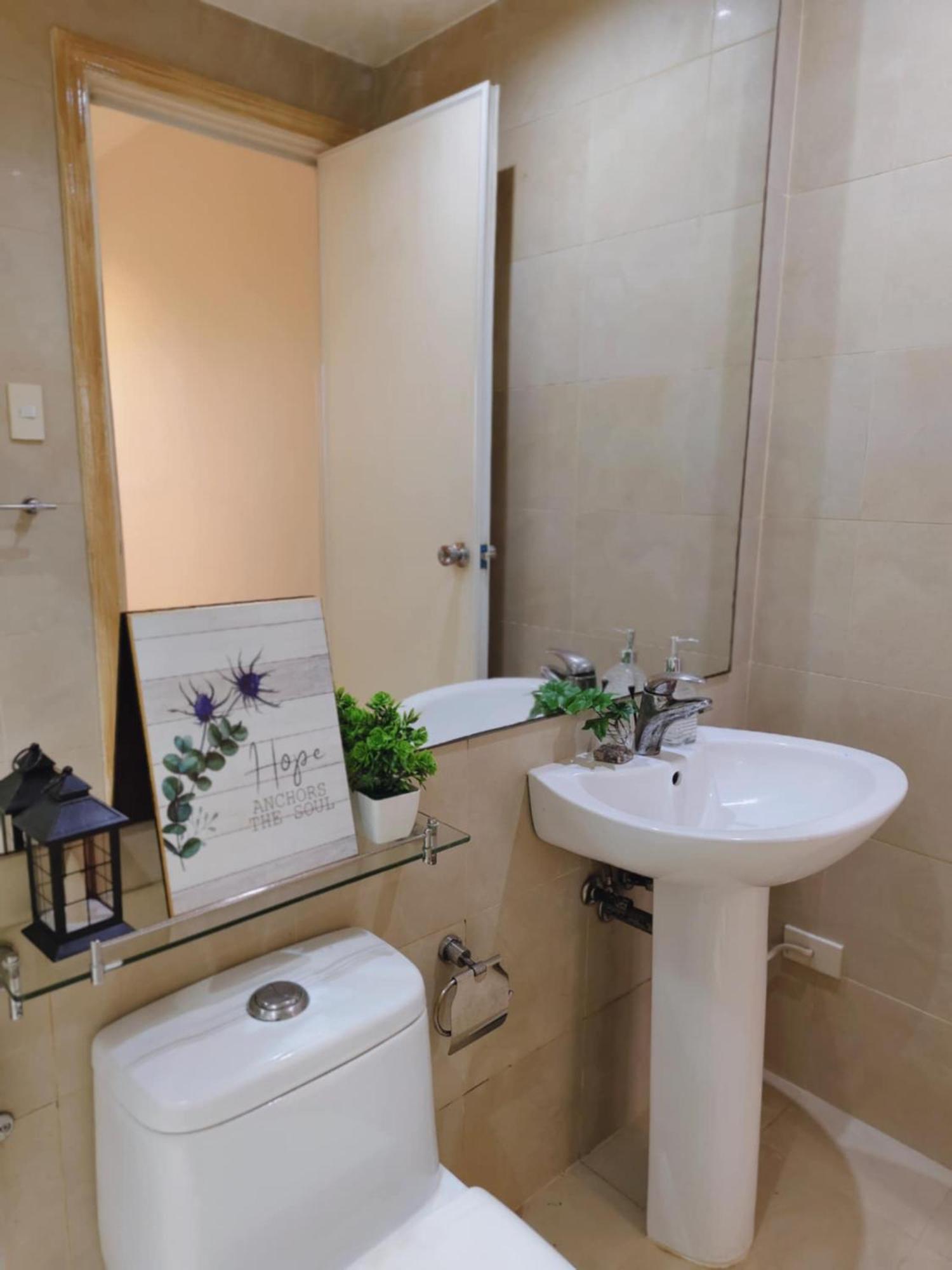 Aparthotel Gramercy Residences Makati By Christine Ph With Balcony